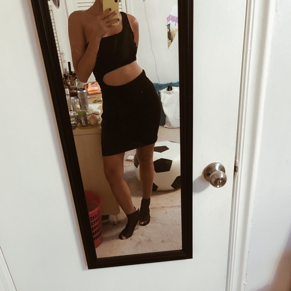 Black Solid Cutout Shoulder Dress